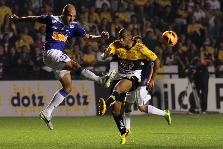 <p>O Cruzeiro foi até Santa Catarina e, em duelo válido pela décima segunda rodada da competição nacional, bateu o Criciúma por 2 a 1, prosseguindo na briga pelo topo do Campeonato Brasileiro</p>