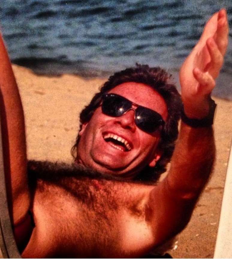 <p>Em foto postada pelo amigo Otávio Mesquita, Roberto Justus aparece se divertindo na praia</p>