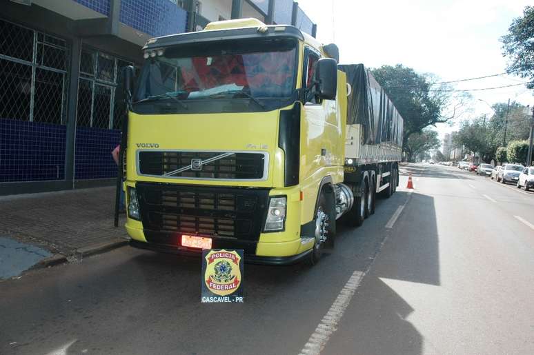 Duas toneladas de maconha foram apreendidas escondidas em carga de soja em Cascavel, no Paraná