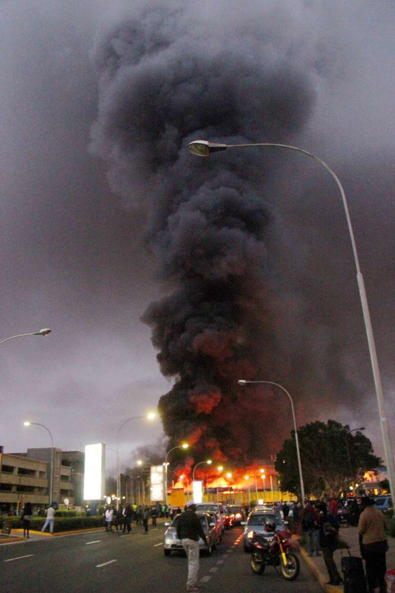 De acordo com testemunhas, a fumaça pode ser vista a quilômetros de distância