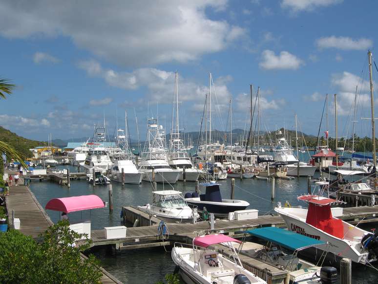 O vilarejo de Red Hook, a 11 km da capital, reúne as marinas e os restaurantes mais charmosos da ilha caribenha