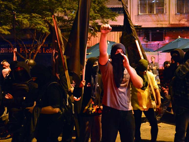 <p>Manifestantes dos grupos Black Blocs e Anonymous fazem protesto, em 7 de agosto </p>