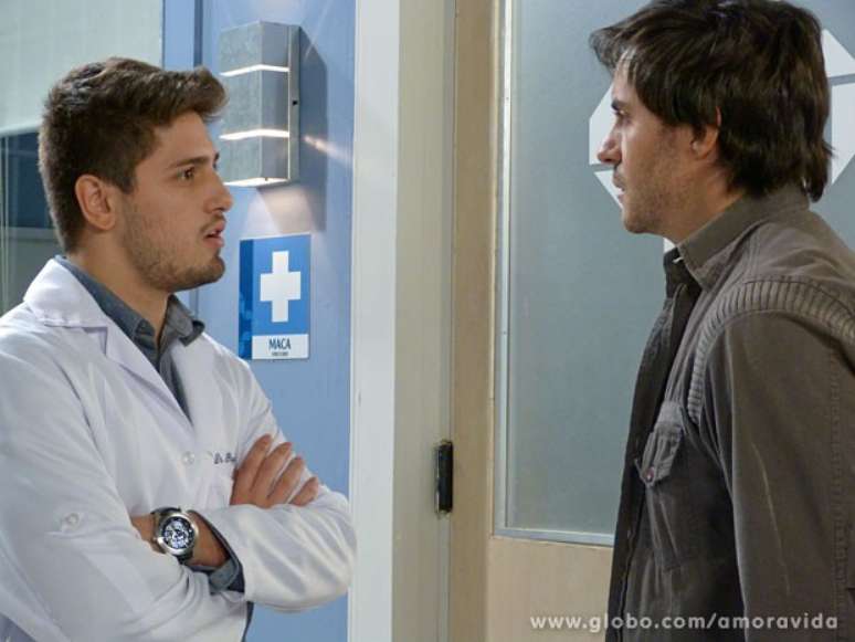 Rogério (Daniel Rocha) sugere que Thales (Ricardo Tozzi) esteja escondendo algo de Nicole (Marina Ruy Barbosa)