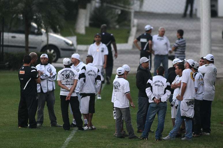 <p>Torcida santista protestou em último treino para o clássico</p>