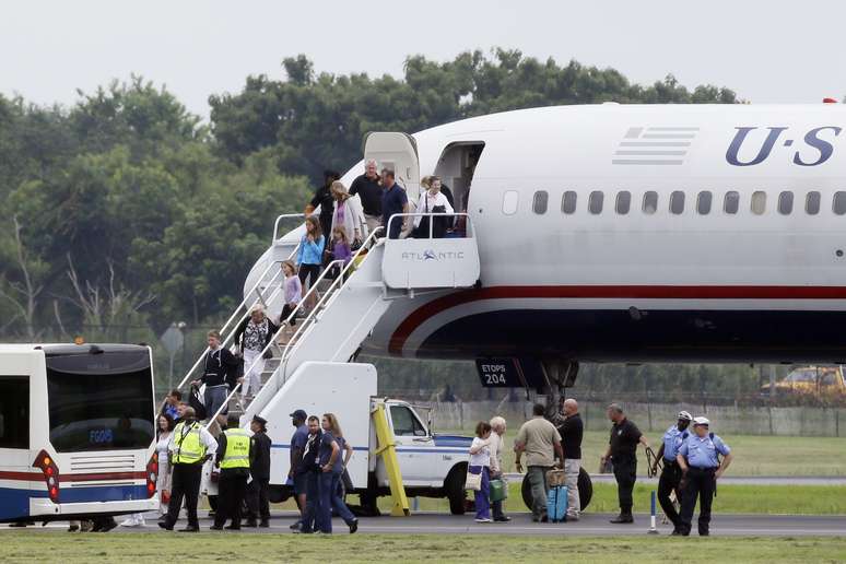 Passageiros deixam avião após pouso de emergência na Filadélfia