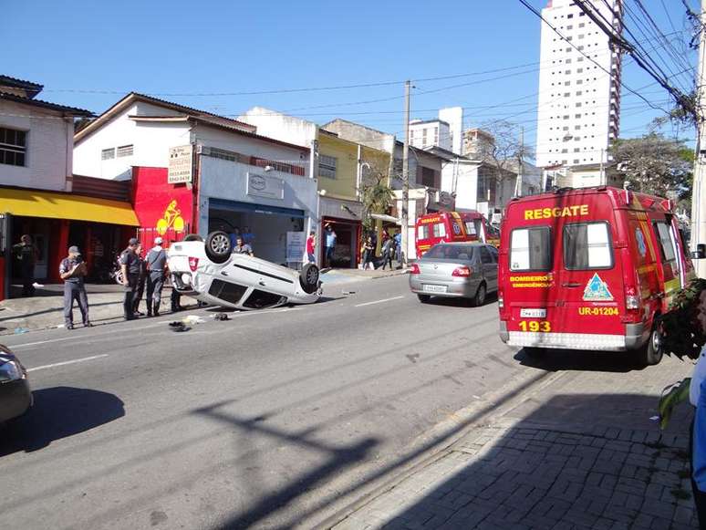 <p>Colisão aconteceu na esquina das ruas Vieira de Morais e Vicente Leporace; ninguém ficou ferido</p>