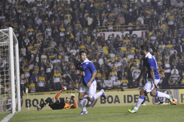 <p>Vinícius Araújo (foto) abriu o placar no primeiro tempo e Ricardo Goulart deu a vitória no fim do confronto</p>