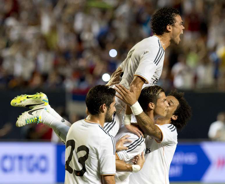 <p>Cristiano Ronaldo &eacute; abra&ccedil;ado ap&oacute;s fazer comemora&ccedil;&atilde;o em dire&ccedil;&atilde;o ao local onde ficam os bancos de reservas. Ap&oacute;s pol&ecirc;mica com seu ex-t&eacute;cnico Jos&eacute; Mourinho, ele respondeu com dois gols e a vit&oacute;ria por 3 a 1 sobre o Chelsea na final da Copa Internacional de Clubes</p>