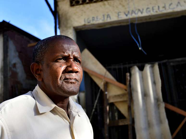 <b>8 de agosto</b> - O pastor Vivaldo Janu&aacute;rio de Souza, da igreja que foi atingida pelo &ocirc;nibus, teve R$ 5 mil de preju&iacute;zo