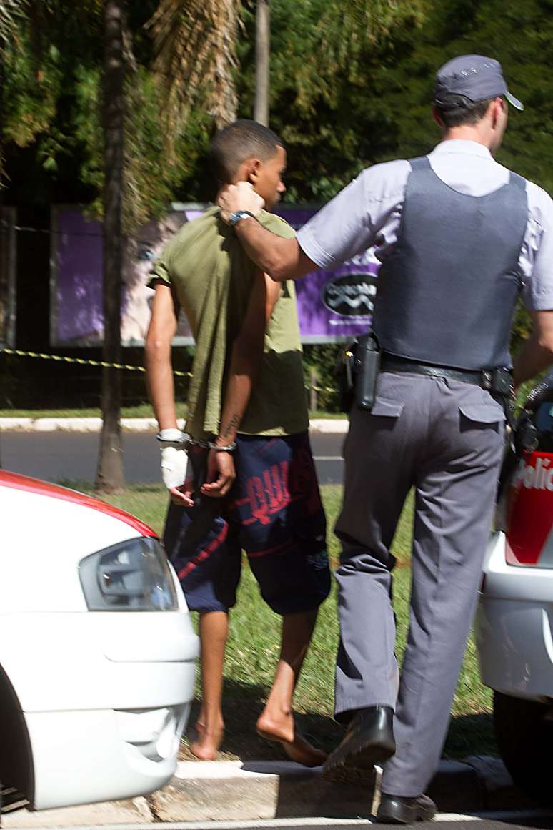 Adolescente que estava na garupa da moto sofreu escoria&ccedil;&otilde;es leves e foi apreendido