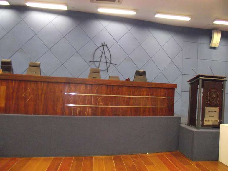 S&iacute;mbolo do anarquismo foi pichado em parede da C&acirc;mara de Campinas