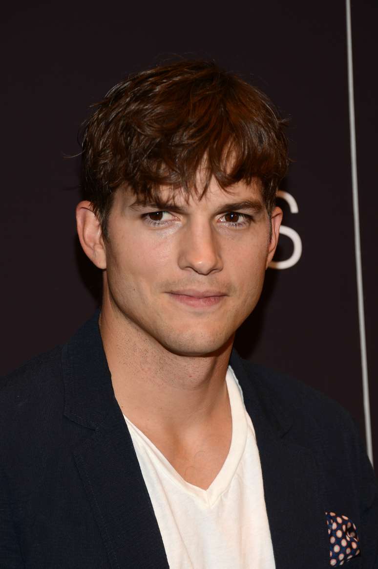 Ashton Kutcher esteve na pr&eacute;-estreia de jOBS, nessa quarta-feira (7), em Nova York