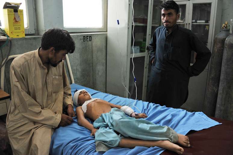 Menino ferido no atentado recebe tratamento em hospital de Jalalabad