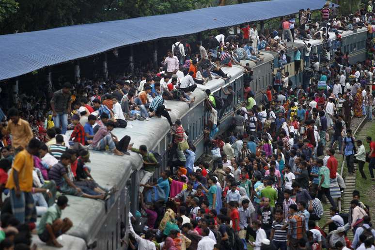 Em cena que tem se repetido todos os anos, milh&otilde;es de pessoas perigosamente lotam trens em Daca, capital de Bangladesh, para voltar a suas cidades de origem para celebrar o feriado Eid al-Fitr, que marca o fim do Ramad&atilde;. O &ecirc;xodo em massa &eacute; comum em pa&iacute;ses onde h&aacute; grande popula&ccedil;&atilde;o mu&ccedil;ulmana