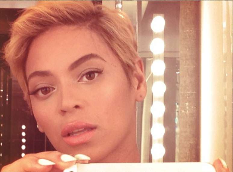 <p>Parece que Beyonc&eacute; resolveu abandonar&nbsp;os cachos e mudar o visual. A cantora pop radicalizou e postou fotos em seu Instagram em que aparece com o cabelo bem curto</p>