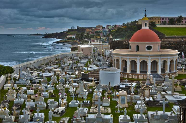 Muitas pessoas, ao deixar este mundo, pedem para que seus restos sejam lançados ao mar. Em San Juan, porém, as pessoas têm a oportunidade única de serem enterradas a poucos metros do oceano