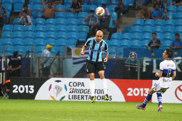 <p>Zagueiro j&aacute; aceitou a proposta salarial do Vasco e s&oacute; aguarda o acerto entre os dois clubes para ir para o Rio de Janeiro</p>