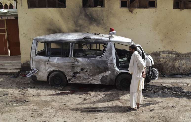Autoridade observa veículo destruído em atentado em Quetta