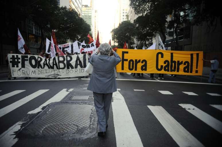 <p>Em foto do início do mês, manifestantes pedem a saída do governador fluminense Sergio Cabral</p>