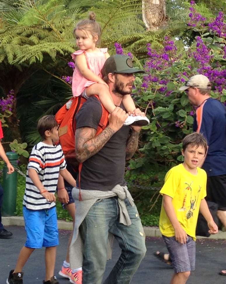David Beckham se divertiu com os filhos durante um passeio em Los Angeles, na Calif&oacute;rnia (EUA), na ter&ccedil;a-feira (6). O ex-jogador de futebol carregou a filha Harper nos ombros e andou ao lado dos meninos Romeo e Cruz
