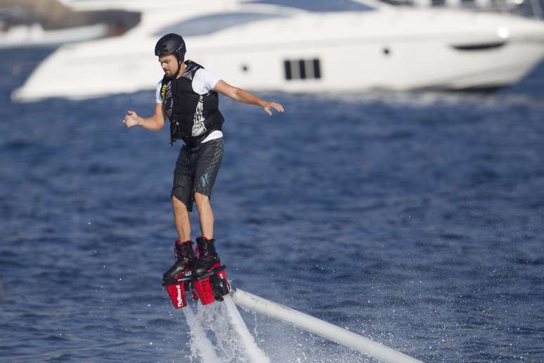 Depois de lan&ccedil;ar o filme O Grande Gatsby recentemente, Leonardo DiCaprio est&aacute; curtindo as f&eacute;rias em Ibiza. Na quarta-feira (7), o ator foi clicado na regi&atilde;o, enquanto praticava flyboard  brinquedo aqu&aacute;tico que, conectado a um jet ski, permite que a pessoa voe a at&eacute; 10m de altura, impulsionada por um jato de &aacute;gua. Depois de praticar o flyboard, DiCaprio relaxou no iate, tomando sol, conversando com os amigos e fumando um cigarro