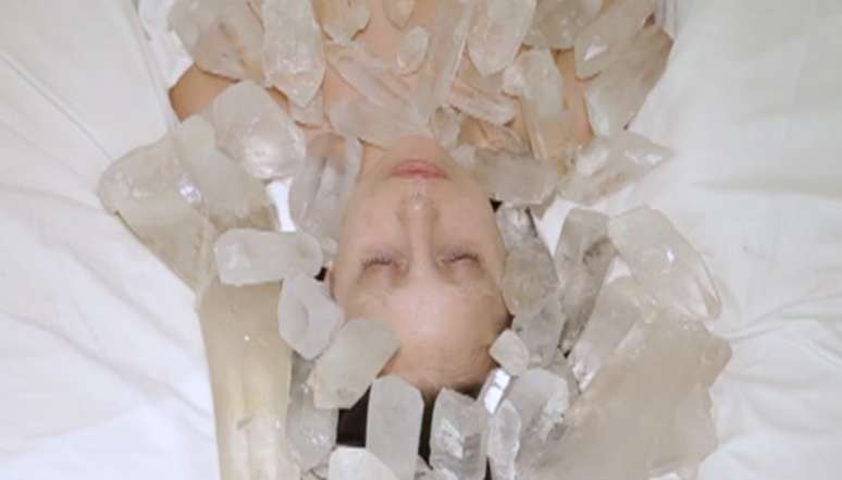 <p>A cantora tamb&eacute;m medita com cristais</p>