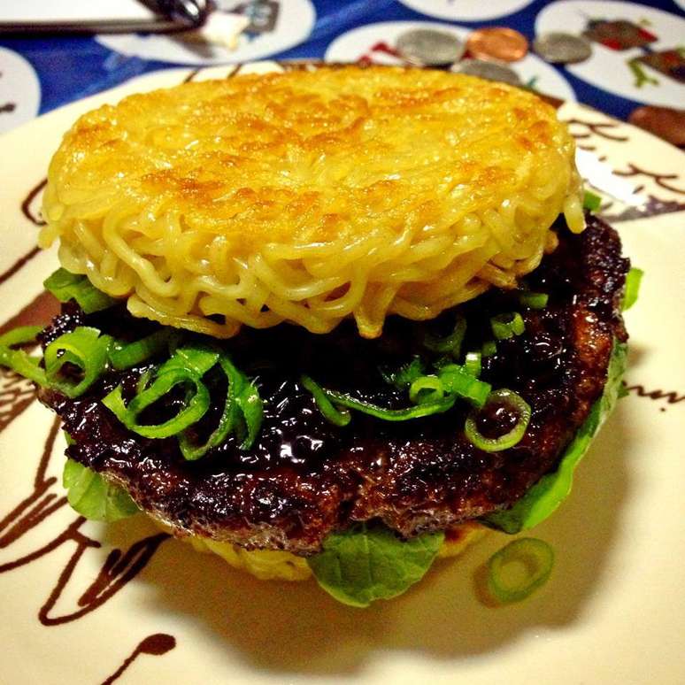 Intitulado Ramen Burguer, o lanche inclui o macarr&atilde;o cozido e compacto em formato de p&atilde;o e levemente tostado, hamb&uacute;rguer de carne bovina e salada