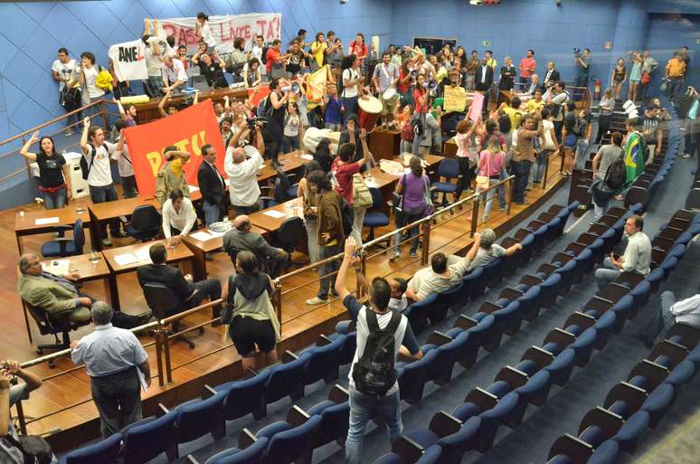 O ato reivindica CPI da tarifa de ônibus, gratuidade para estudantes e cobra a saída do Secretário de Transportes Sérgio Benassi (PCdoB)