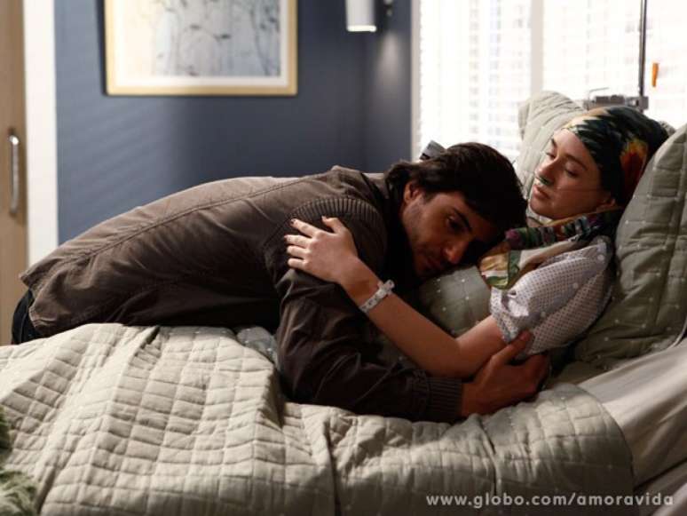 Thales (Ricardo Tozzi) se emociona ao descobrir que Nicole (Marina Ruy Barbosa) tem metástase e diz que não gostaria quer ela morresse nunca