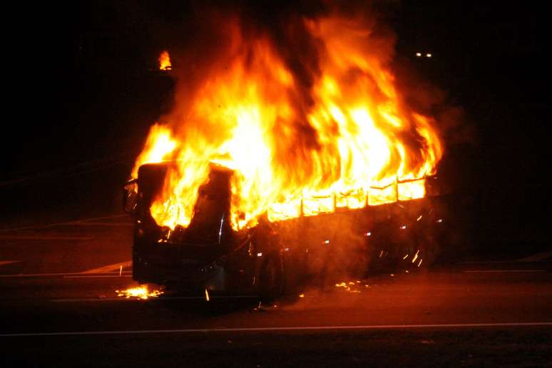 <p>Ônibus foi incendiado por volta das 19h20 durante protesto na rodovia, no sentido São Paulo</p>