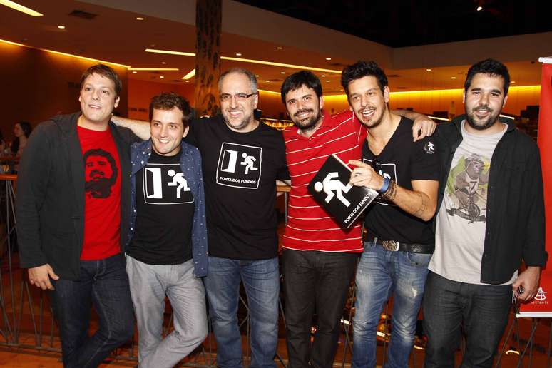 O coletivo Porta dos Fundos lan&ccedil;ou, nesta quarta-feira (7), o livro hom&ocirc;nimo que re&uacute;ne 37 roteiros de esquetes de humor disponibilizadas no canal do grupo na web. No evento, realizado na Livraria Cultura do Conjunto Nacional, em S&atilde;o Paulo, estiveram presentes Fabio Porchat, Gregorio Duvivier, Antonio Pedro Tabet, Jo&atilde;o Vicente de Castro e Ian SBF, entre outros