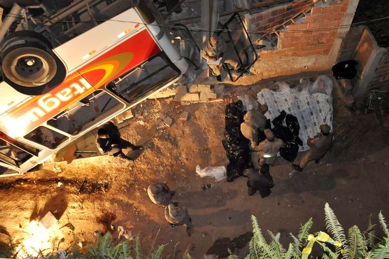 RJ: &ocirc;nibus cai de viaduto e deixa 6 mortos em Itagua&iacute;
