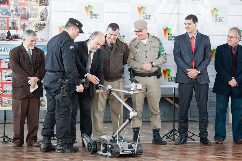 <p>Robô antibomba entrega boneco do Grupo Armado de Táticas Especiais (Gate) ao secretário de Segurança Pública, Airton Michels</p>