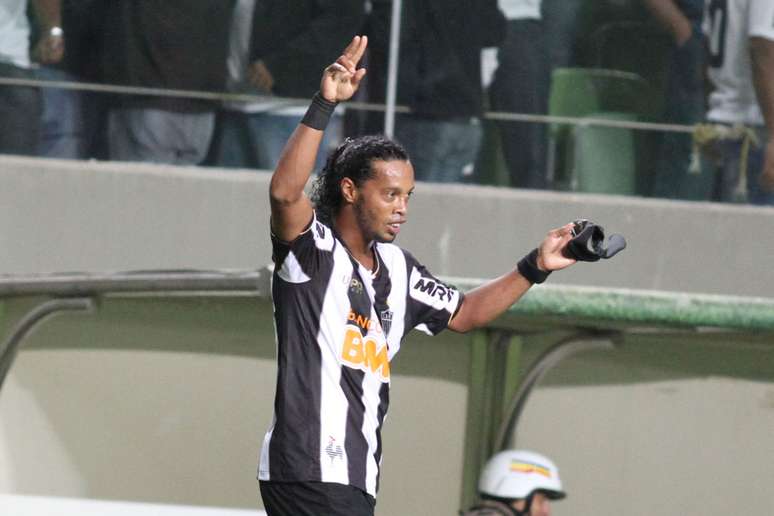 De volta ao Atlético-MG, Ronaldinho marcou golaço em cobrança de falta