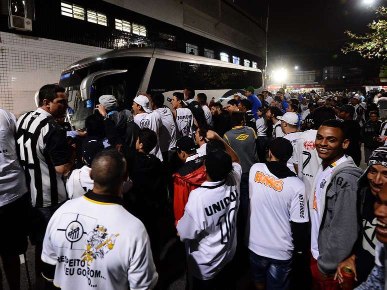 <p>Torcedores santistas protestaram contra diretoria antes do clássico contra o Corinthians</p>