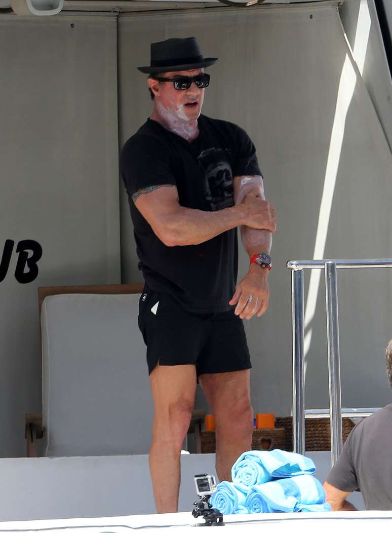 Sylvester Stallone exibiu um corpo musculoso e tatuado durante passeio com a fam&iacute;lia