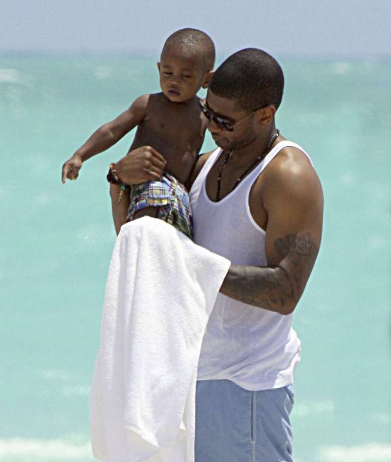 <p>Usher com o filho mais velho; guarda segue com ele</p>