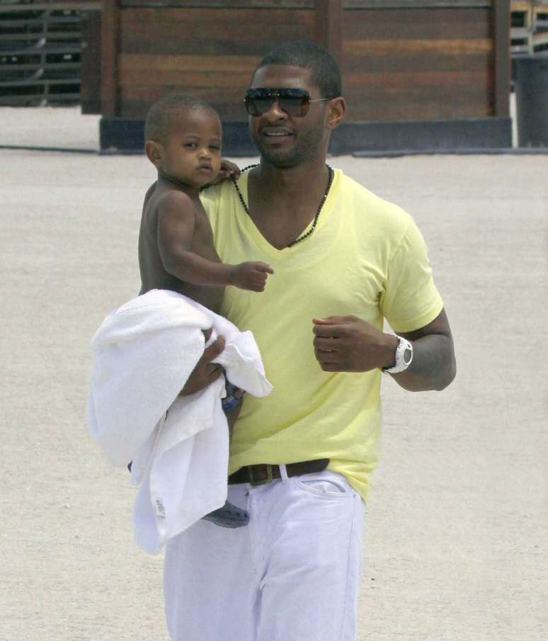 <p>Usher Raymond V, foi levado &agrave;s pressas para o hospital depois de ter prendido a m&atilde;o em um dreno da piscina na casa do astro na semana passada</p>