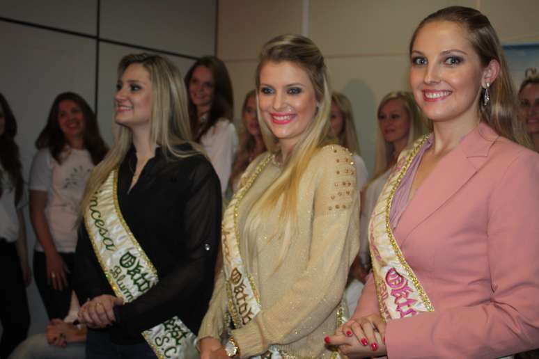 <p>A princesa C&iacute;ntia Daniela Galz, a rainha Shirlene Reichert e a segunda princesa Bruna Daniela Eyroff vencedoras da edi&ccedil;&atilde;o anterior, participaram do encontro</p>