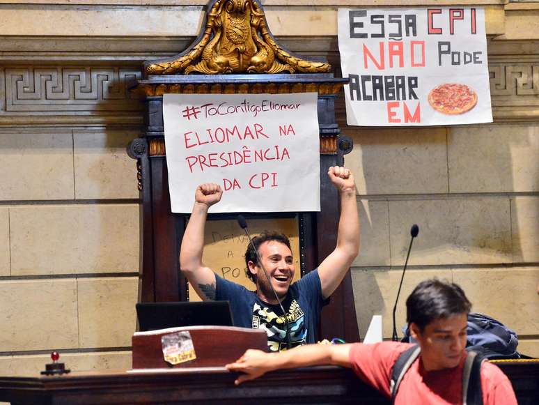<p>Manifestantes que ocupam a Câmara Municipal exigem que propositor da CPI seja o presidente da comissão</p>
