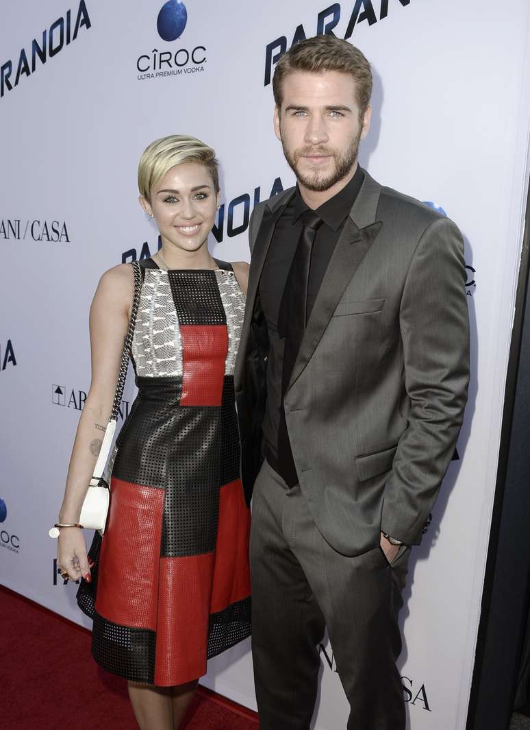 Miley Cyrus e Liam Hemsworth foram juntos à première de Paranoia, no DGA Theater, na última quinta-feira (8)