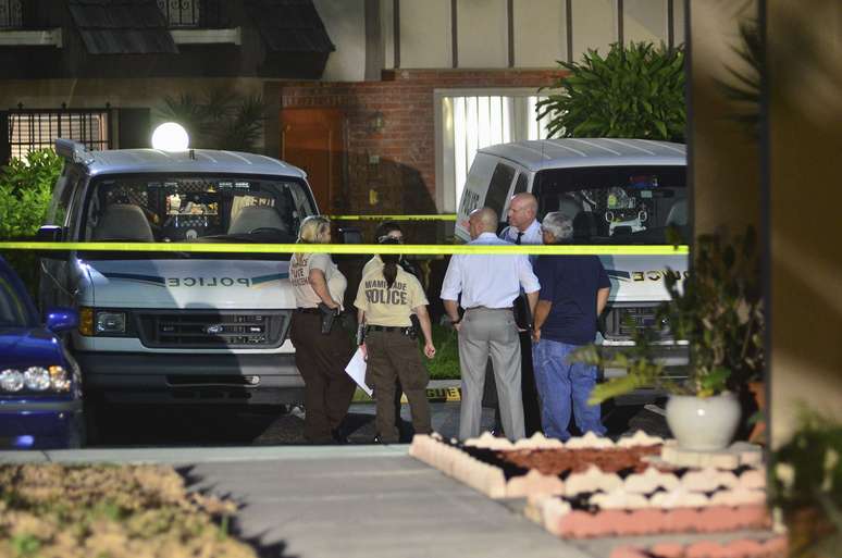 Policiais isolam a casa em que a corpo da mulher foi encontrado em Miami na quinta-feira
