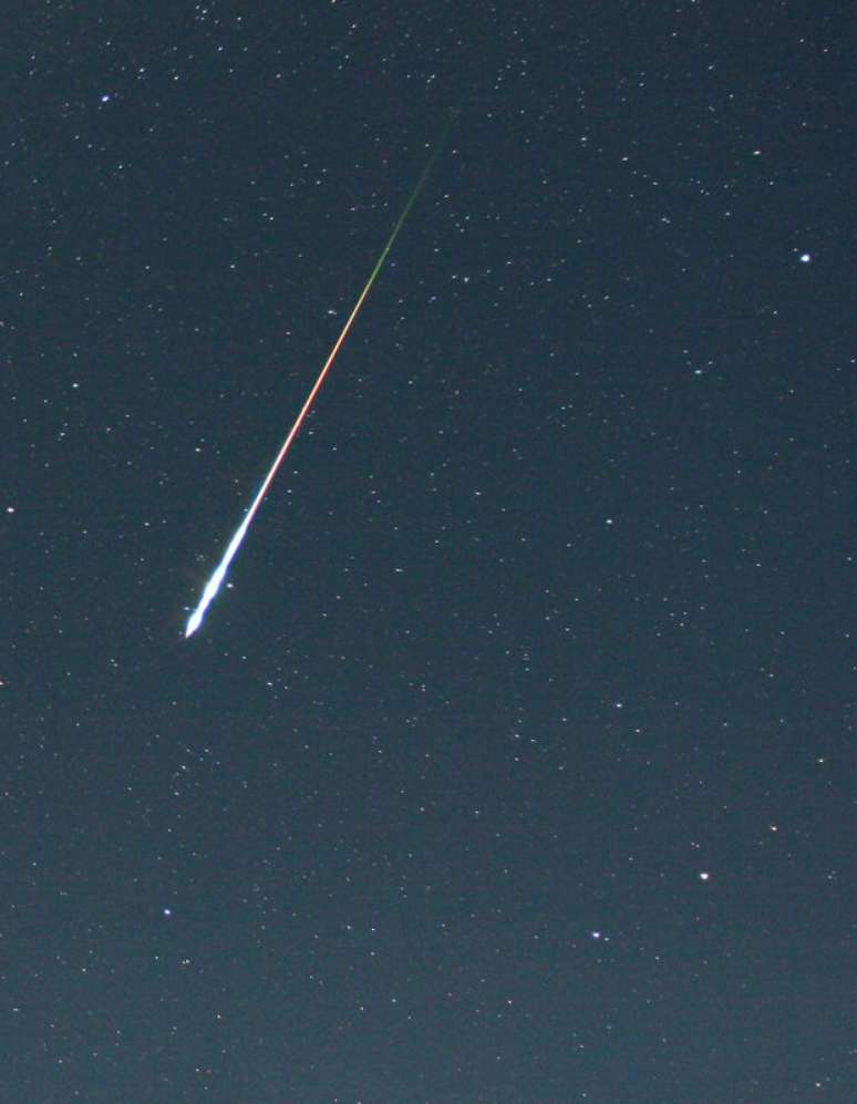Meteoro cruza os céus durante as Perseidas de 2006