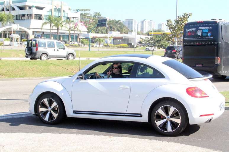 A atriz Deborah Secco esteve em uma loja de produtos naturais, na tarde desta sexta-feira (9), no Recreio dos Bandeirantes, zona oeste do Rio de Janeiro; ela chegou ao local dirigindo o próprio veículo, um Fusca branco, que ganhou uma tatuagem igual a sua