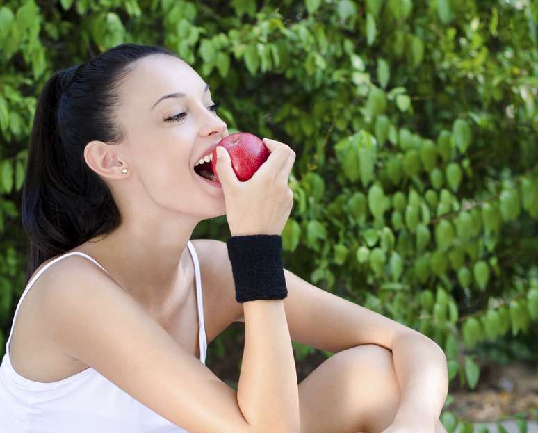 <p>Maçã e cenoura são alguns dos alimentos que ajudam na limpeza dos dentes</p>