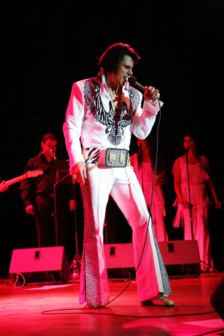 <p>O advogado gaúcho Diogo Leichtweis, 32 anos, pode se orgulhar: vai concorrer nos próximos dias ao título de melhor artista de tributo de Elvis, nos Estados Unidos</p>