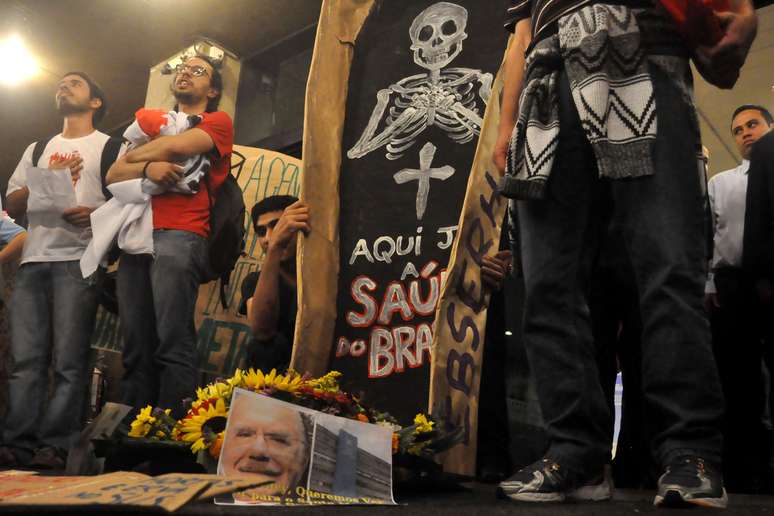 Manifestantes fazem enterro simbólico em protesto em São Paulo 