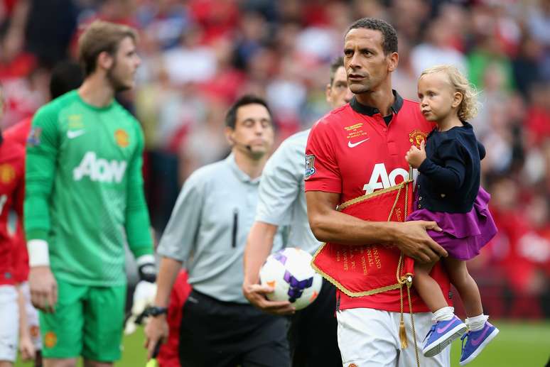 Rio Ferdinand recebeu homenagem por 10 anos no Manchester United, mas não evitou derrota