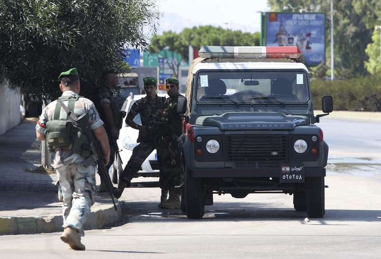 Soldados libaneses patrulham rua que dá acesso ao aeroporto de Beirute após o sequestro do avião 