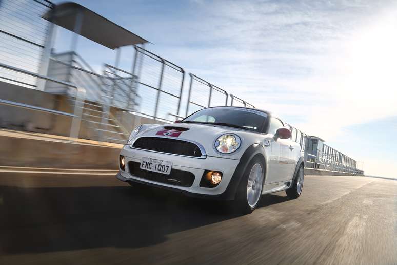 <p>Mini John Cooper Works Coupé é o mais rápido da nova família de pequenos esportivos que chegam ao Brasil neste mês</p>